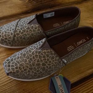 Sparkly Giraffe print Toms- BNWT size 9